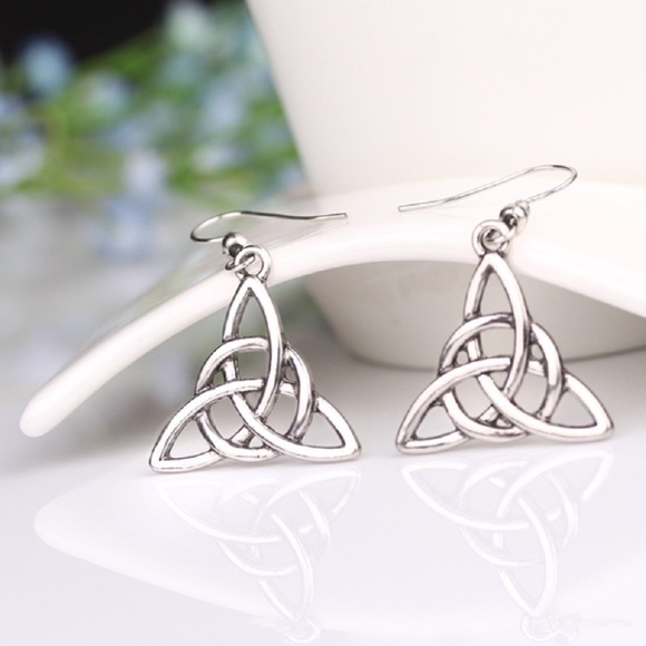 ❤️4 for $20 Sale❤️ Sliver Elegant drop Earrings - Picture 4 of 5